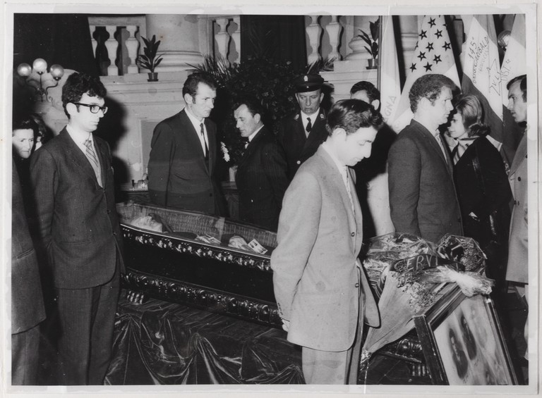 Gattatico-Reggio Emilia, 27-30 marzo 1970, Funerali di Alcide Cervi, camera ardente di Alcide nella Sala del Tricolore di Reggio Emilia, picchetto d'onore